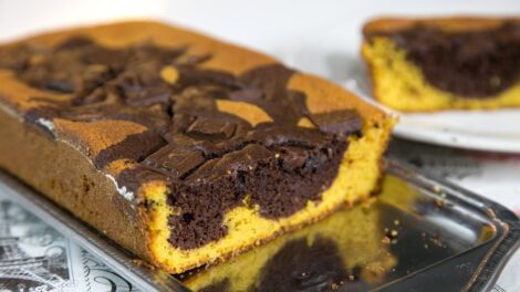 Bolo de cenoura fit mesclado com chocolate
